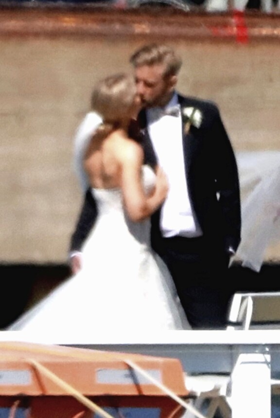 Janni ja Jolle intoutuivat intiimiin suuteluun.