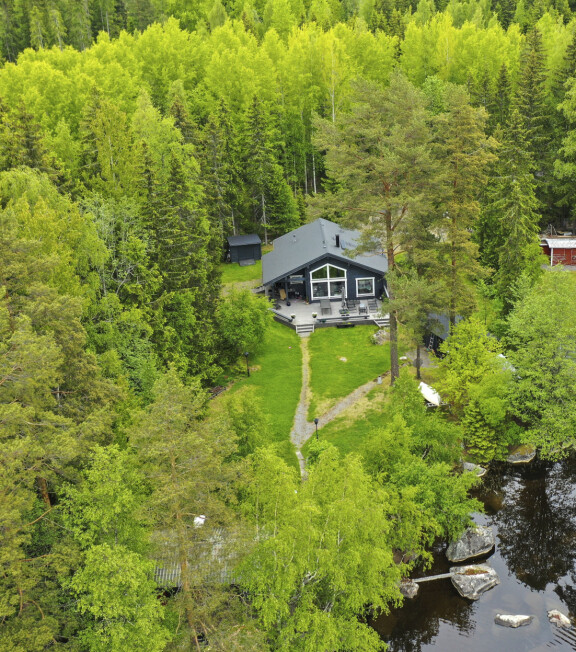Kultaleijonan hienon hirsihuvilan jätti-ikkunoista aukeaa hienot järvimaisemat.