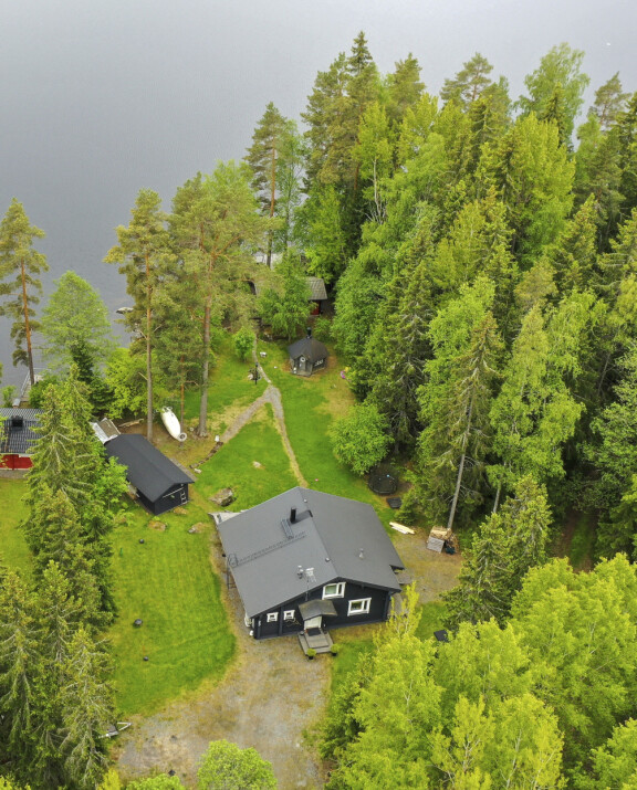 Tässä kerrotaan sijainneen Mörön isovanhempien vanha tila. Sen maille rakennettu mökki jyrättiin hirsihuvilan alta.