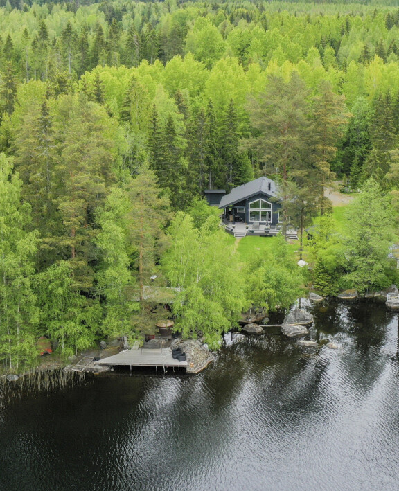 Kiekkomiehen komea pytinki on tontilla, jonka kruunaavat rantasauna ja komea laituri.