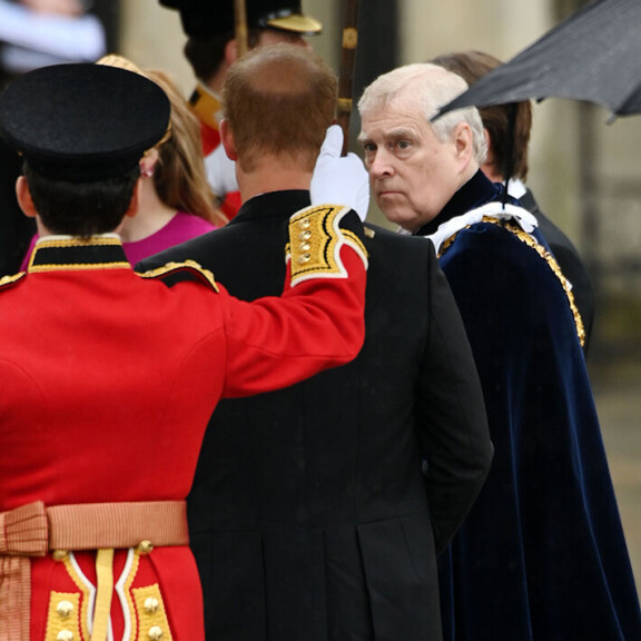 Brittimedian mukaan Charles pyrkii pitämään veljensä Andrew'n poissa parrasvaloista kruunajaisissaan. Prinssit Andrew ja Harry