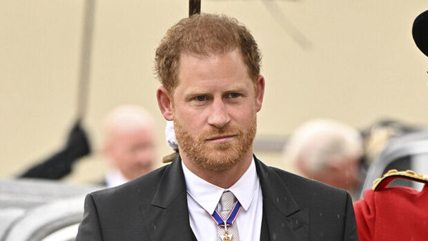 Prinssi Harrylla välit poikki hoviin - naureskeli hermostuneesti isänsä kruunajaisissa Prinssi Harry