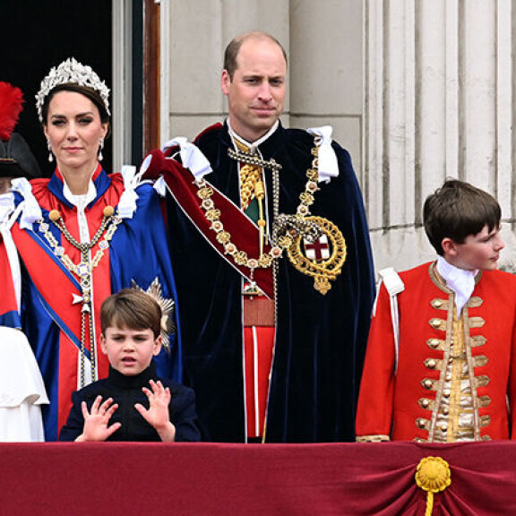 Williamin ja Catherinen lapset Charlotte ja Louis vilkuttivat kansalle parvekkeelta. Esikoispoika George (oikealla) seisoi kuninkaan viitan kantajien rivissä keskittyneesti. Walesin prinssipari William ja Catherine