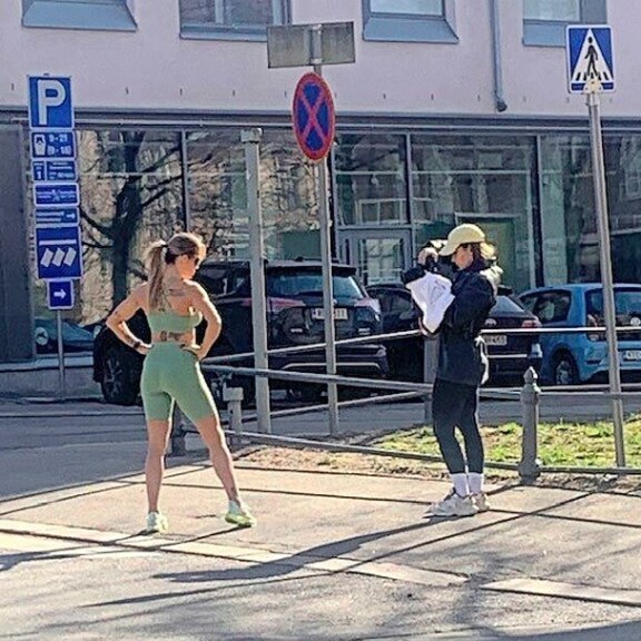 Martina Aitolehti uhmasi kylmyyttä! Niukasti pukeutunut kohukaunotar herätti ihmetystä ohikulkijoissa Martina Aitolehti