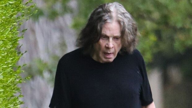 Ozzy Osbourne hauraampi kuin koskaan - liikkuu ulkona pyörätuolissa