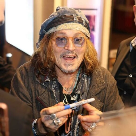 Johnny vietti viime viikolla iltaa Pariisissa, jossa hän pysähtyi jakamaan faneille nimikirjoituksia. Johnny vietti viime viikolla iltaa Pariisissa, jossa hän pysähtyi jakamaan faneille nimikirjoituksia.