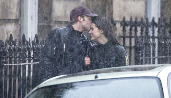 The Crownin viimeisellä kaudella prinssi William tapaa Kate Middletonin. EXCLUSIVE: Ed McVey (Prince William) kisses Meg Bellamy (Kate Middleton) on the cheek whilst filming The Crown in St Andrews, Scotland.The couple filmed scenes in the rain, returning from a grocery shop at Tesco.The pair were filming for the final season, Series 6 of Netflix hit show The Crown.Pictured: Ed McVey,Meg BellamyRef: SPL5529695 240323 EXCLUSIVEPicture by: SplashNews.com / STELLA PicturesUSA: +1 310-525-5808London: +44 (0)20 8126 1009World Rights