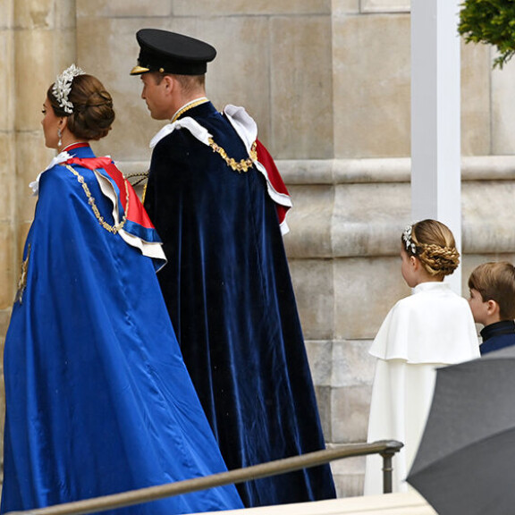 Charlotte ja Louis saapuivat kruunajaisiin vanhempiensa Williamin ja Catherinen kanssa. Walesin prinssipari William ja Catherine sekä prinsessa Charlotte ja prinssi Louis