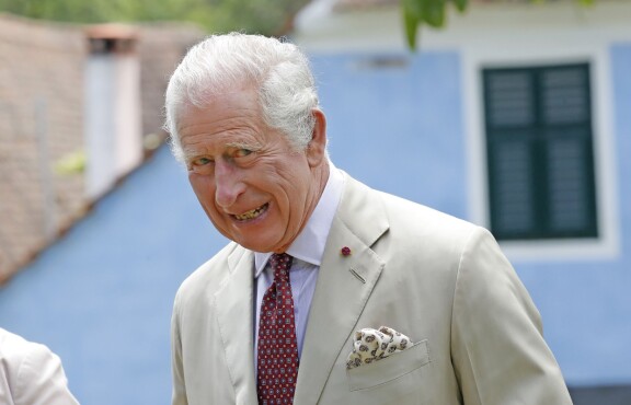 Kuningas Charles lomaili ilman Camillaa