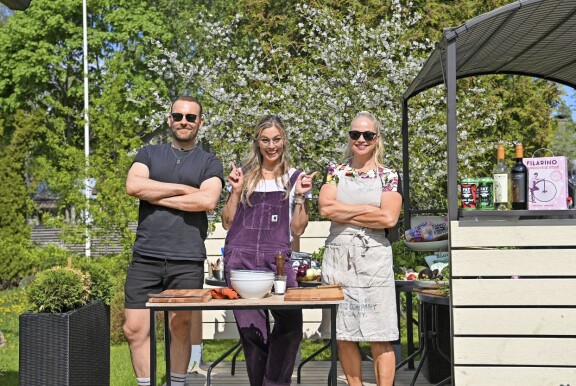 Grillaamisen ohessa Meri-Tuuli myöntää joskus ennen kuvauksia syöneensä suolapaloja sen toivossa, että iho olisi seuraavana päivänä turvotuksen ansiosta kimmoisampi. – Ei se kyllä noin mene, Pippa nauraa ja kumoaa puheet ”luonnon-botoksista”.