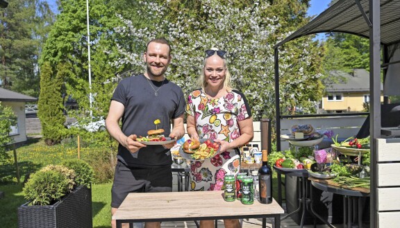 Sampo ja Pippa hautasivat hetkeksi kisakirveet, kun he tarttuivatkin yhteistuumin grillitarvikkeisiin. – Syötävät kukat ovat salainen aseeni, Sampo heitti. – Oi, miten ihanan näköisiä, Pippa kehui oitis.