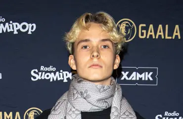 Räppäri Iben tempaus aiheutti sekasorron Helsingin keskustassa: järjestyksenvalvojat taluttivat artistin pois