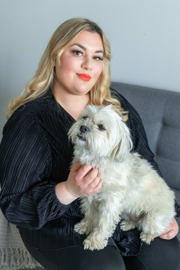 Jasmiina on tuttu paitsi Big Brother Suomesta myös Sinkut paljaana ja Selviytyjät-ohjelmista. Kuvassa hän poseeraa Minni-koiran kanssa.