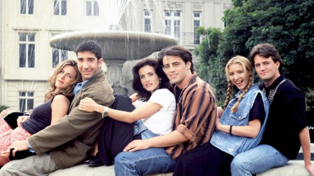 Frendit-tähdet rikkoivat hiljaisuuden Matthew Perryn kuolemasta – Courteney Cox paljastaa, miten Monican ja Chandlerin suhde oikeasti alkoi Friends TV Series 1994 - 2004 USA Created by David Crane, Marta Kauffman Season 1 Jennifer Aniston , Courteney Cox , Lisa Kudrow, Matt LeBlanc, Matthew Perry, David Schwimmer. Frendit
