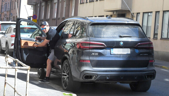 Teemu pisti öky-Bemua parkkiin Ullanlinnassa.