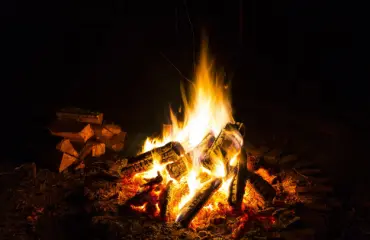 Somevaikuttaja loimutti alapäätään nuotiossa - viis veisasi metsäpalovaroituksesta