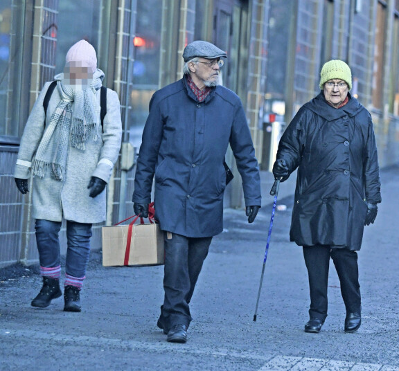 Tarjan, Penan ja Seiskan paparazzin tiet kohtasivat viimeksi tammikuussa. Herrasmiehenä Pena kantoi noudetun postipaketin.