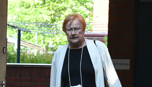 Tarja Halonen kohtasi Seiskan paparazzin kadulla: Pakko pärjätä ilman Penaa