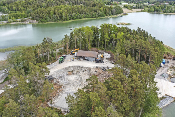 Mikko purki vanhan huvilan. Tilalle on tehty jo massiiviset perustukse luksuslinnalle.