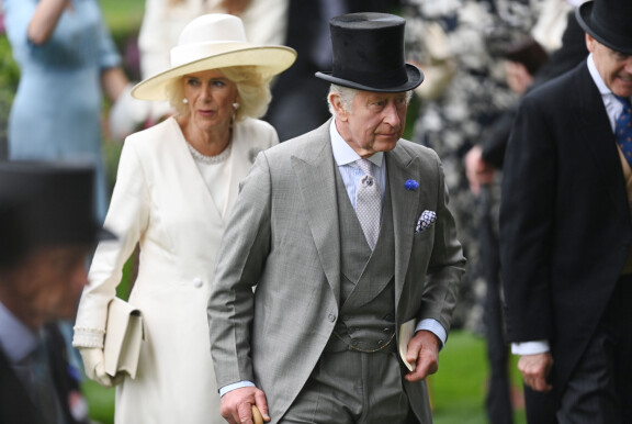 Camilla pukeutui Diorin vaaleaan mekkoon. Kuningas Charles oli vetänyt päähänsä Roope Ankka -tyylisen pohattahatun.