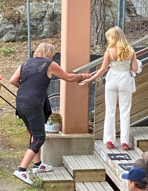 Avustajaneito pääsi tositoimiin Rauman kesäteatterissa.