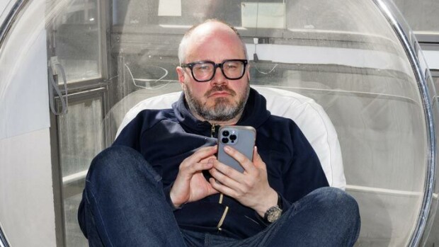 Tuomas Enbuske salakuvasi Ukrainan presidenttiä Tuomas Enbuske