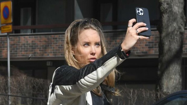 Hikistä hommaa! Sabina Särkän taistelu selfien ottamisen kanssa – paparazzikuvat Sabina Särkkä