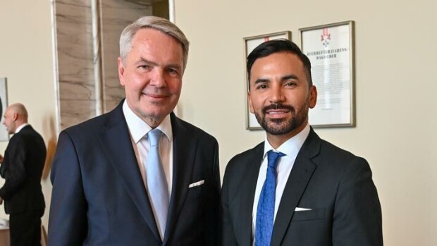 Missä Antonio? Pekka Haavisto kruisaili vieraan miehen kanssa avoautolla – kuva Pekka Haavisto
