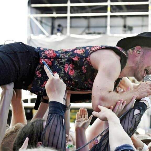 Olavi Uusivirta suunnittelee järjestävänsä pyöreiden ikävuosien kunniaksi juhlat. Olavi Uusivirta suunnittelee järjestävänsä pyöreiden ikävuosien kunniaksi juhlat.