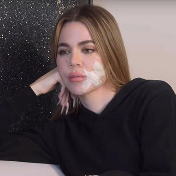 The Kardashians-sarjan kuvauksissa Khloen poskea koristaa valtava laastari. The Kardashians-sarjan kuvauksissa Khloen poskea koristaa valtava laastari.