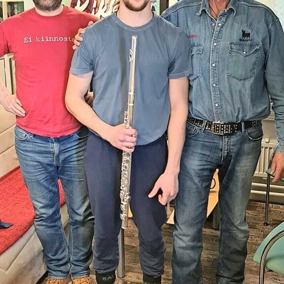 Sampo tuli mielellään soittamaan isänsä huilua studioon. Ilen kirjoittaman kappaleen on säveltänyt Ultra Brasta tuttu Antti ”Letku” Lehtinen. Sampo tuli mielellään soittamaan isänsä huilua studioon. Ilen kirjoittaman kappaleen on säveltänyt Ultra Brasta tuttu Antti ”Letku” Lehtinen.