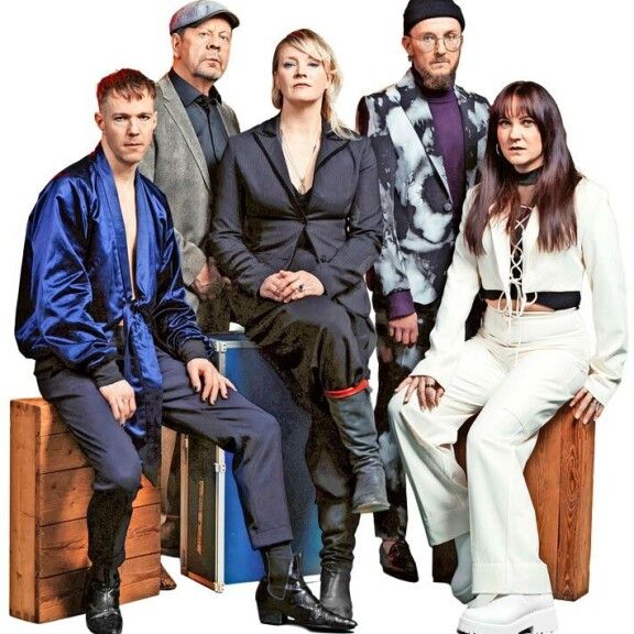 Olavi nähdään Pate Mustajärven, Jonna Tervomaan, Samuli Putron ja Miran Luodin kanssa uudessa tv-sarjassa. Olavi nähdään Pate Mustajärven, Jonna Tervomaan, Samuli Putron ja Miran Luodin kanssa uudessa tv-sarjassa.