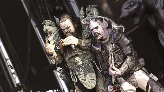 Tukalaa! Lordi esiintyi maskissa lähes 30 asteen paahteessa Espanjassa