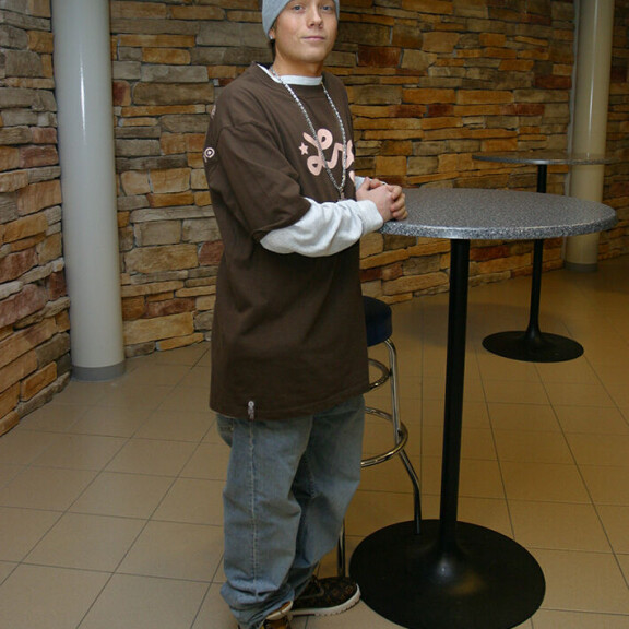 Kuvassa Pikku G poseeraa 2000-luvun alun katu-uskottavassa hiphop-tyylissä vuonna 2005. pikku g