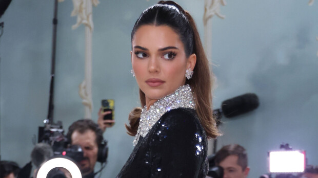 Tosi outo asu! Mitä ihmettä Kendall Jenner veti päälleen?