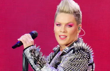 Laulaja Pinkin keikat siirtyvät – syynä hätätilanne perheessä