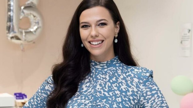 Mikä pilkistää bikinien alapuolelta? Viivi Altosen lomakuva hämmentää somessa viivi altonen