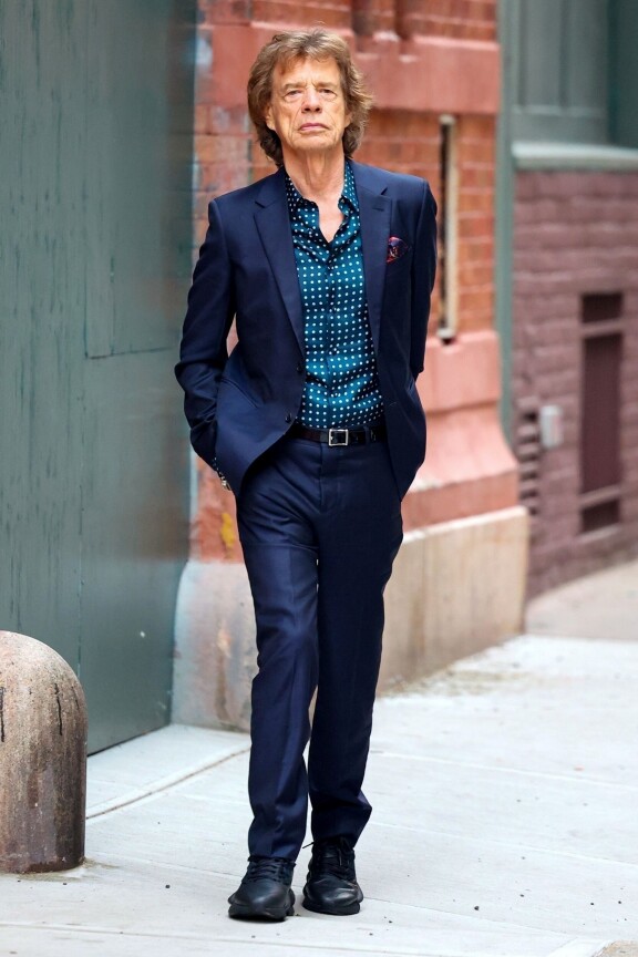 Mick Jagger poseerasi vakavan tyylikkäänä.