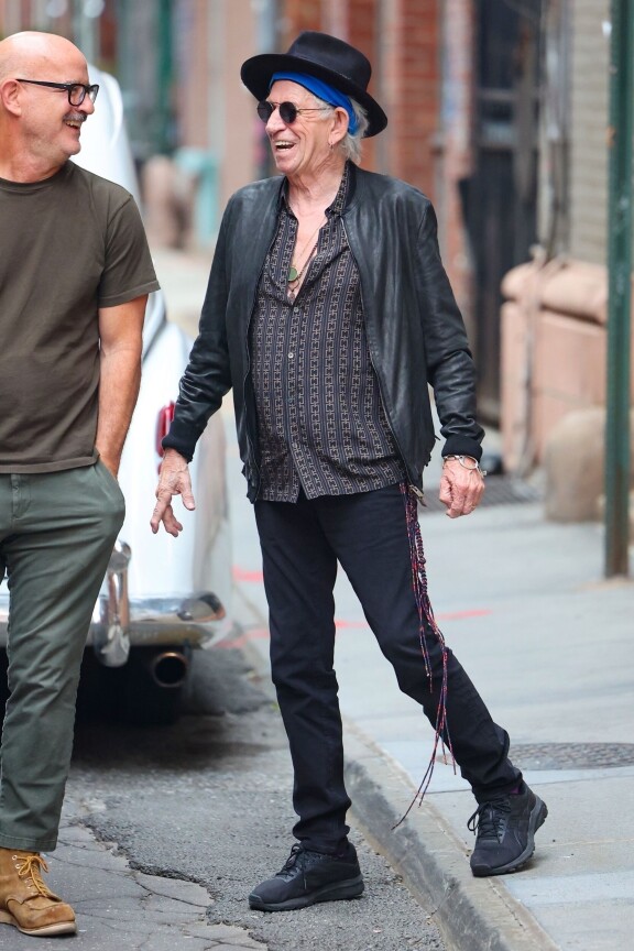 Keith Richards naureskeli iloisena kuvaushenkilökunnan kanssa.
