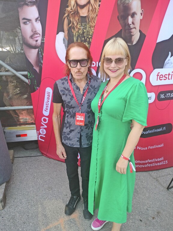 Mattiesko ja Heidi-rakas Radio Nova festivaalin vip-alueella.