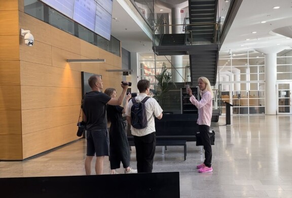 Petrus yltyi heti kuvaamaan median edustajia saavuttuaan Helsingin käräjäoikeuteen.