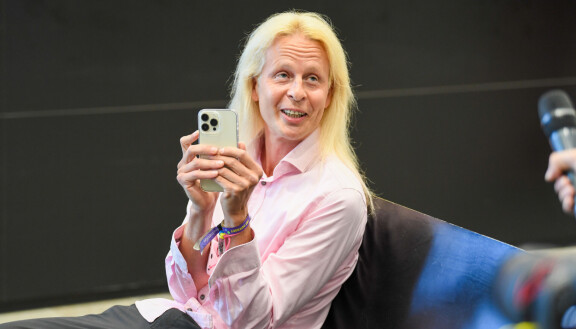 Petrus käyttäytyi oudosti oikeustalolla. Hän ei suostunut vastaamaan toimittajien kysymyksiin, ja yritti jatkuvasti esittää omia kysymyksiä toimittajille.