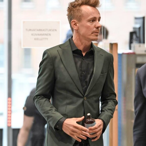 Jasper Pääkkönen vaatii kalsarifirmalta peräti 300 000 euron korvausta luvattomasta mainoskäytöstä. Jasper Pääkkönen vaatii kalsarifirmalta peräti 300 000 euron korvausta luvattomasta mainoskäytöstä.