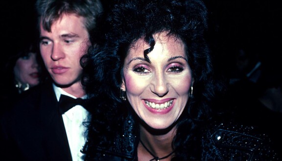 Legendaarinen laulajadiiva Cher seurusteli Top Gun -tähti Val Kilmerin kanssa 80-luvulla. Pariskunnalla oli 14 vuoden ikäero.