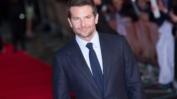 Oho! Näyttelijä Bradley Cooper on ollut raittiina jo 19 vuotta – kertoo vaikeuksistaan päihteiden kanssa London, UK, 28 October 2015, Bradley Cooper, European Film premiere of 'Burnt' at Vue West End Cinema. Mariusz Goslicki/Alamy