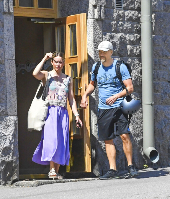 Paparazzi todisti aitiopaikalta, kun Iina ja Antti lähtivät näyttelijän asunnolta kesäkävelylle.