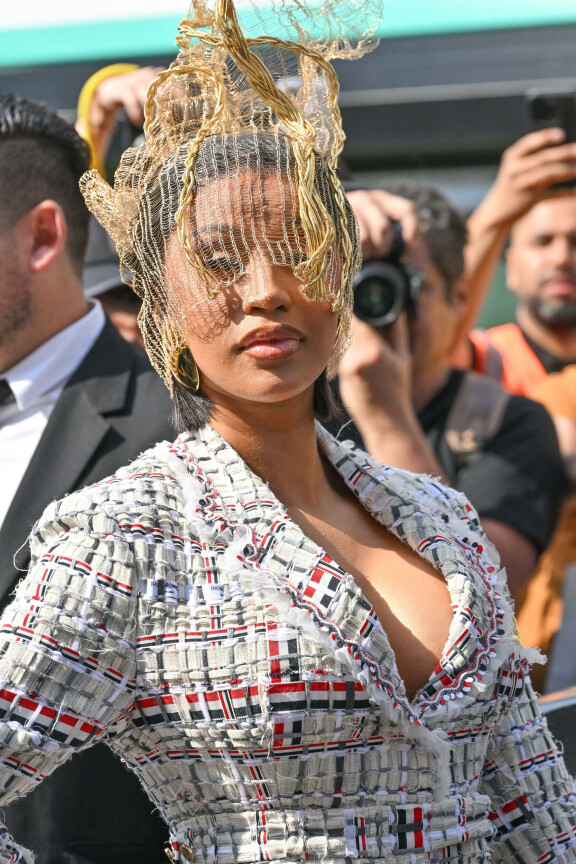 Kasvot peittävän tekeleen lisäksi Cardi oli pukeutunut näyttävään, Chanel-tyyliseen pukukokonaisuuteen, jonka on suunnitellut muotisuunnittelija Thom Browne.