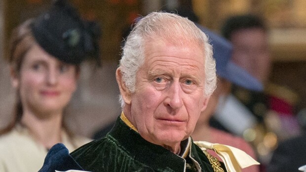 Kuningas Charles kruunattiin Skotlannissa – kuningatar Camilla juhli kummallinen töyhtö päässään