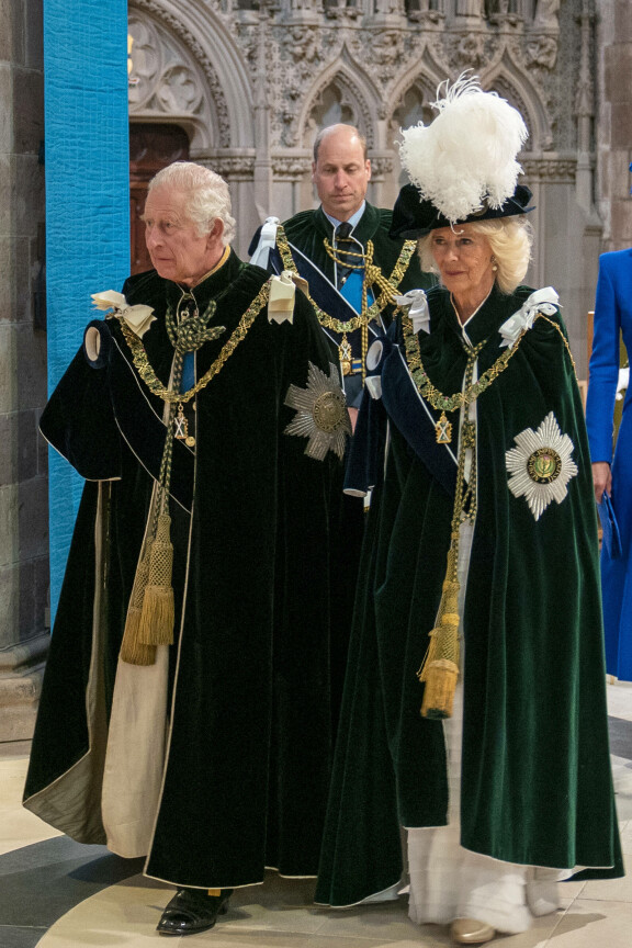 Charles ja Camila astelemassa St. Gilesin katedraalin jumalanpalvelukseen. Camillan juhla-asuun kuuluu perinteiden mukainen töyhtöhattu.