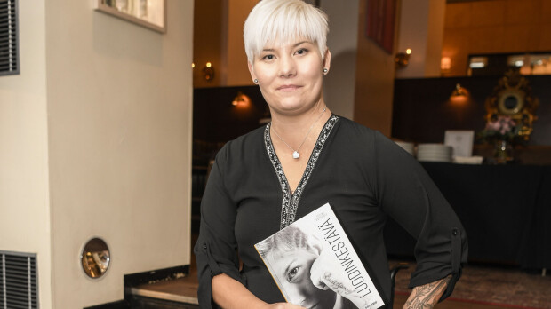 Kävelee jo portaita! Hyvinkään ammuskelussa vammautunut Heidi Foxell kuntoutuu huikeaa tahtia